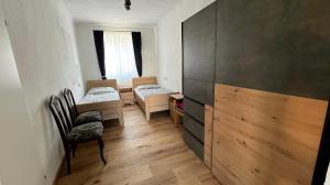 a room with two beds and a table and chairs at Gästehaus Weinwurm in Obritz