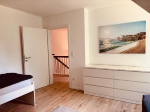 a bedroom with a bed and a painting on the wall at Monteurunterkunft Lüneburg bis 18 Personen drei Häuser nebeneinander Parkplatz WLAN in Artlenburg