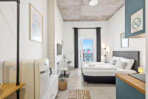 a bedroom with a bed and a desk in it at SKYRISE Apartments mit Küche, WLAN & Parkplatz - ruhige Lage in Bad Wörishofen
