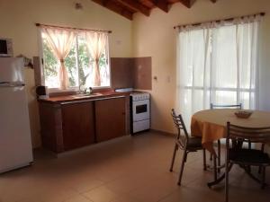 Virtuvė arba virtuvėlė apgyvendinimo įstaigoje Cabañas Quinco