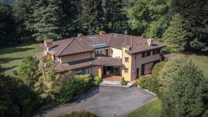 an aerial view of a house with a driveway at Villa La Fortezza in Dormelletto