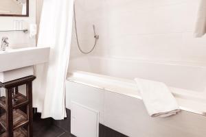 A bathroom at Hotel Aviv Dresden
