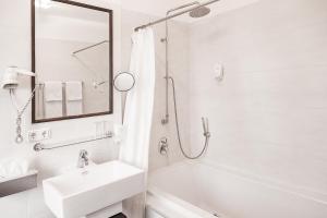 A bathroom at Hotel Aviv Dresden