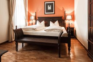 A bed or beds in a room at Hotel Aviv Dresden
