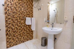 a bathroom with a sink and a shower at Al Muhaidb Residence Al Malaz 1 - Economic in Riyadh