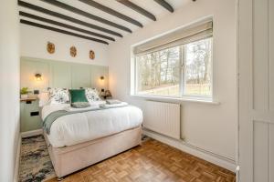 a bedroom with a large bed and a window at 2 Bed in Beaconsfield oc-t35951 in Beaconsfield