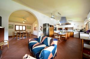 a living room and kitchen with a couch in a room at Casa Hydrangea con piscina e giardino in Bagni di Lucca
