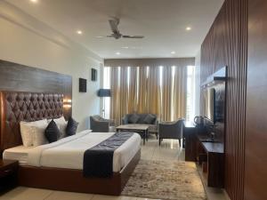 a hotel room with a bed and a living room at Paradise Resort Paonta in Pāonta Sāhib