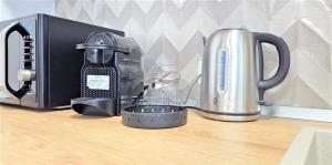 a kitchen counter with a blender and a toaster at Mountain View Studio in Piatra Neamţ
