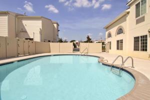 uma piscina num complexo de apartamentos em Days Inn & Suites by Wyndham Cherry Hill - Philadelphia em Cherry Hill