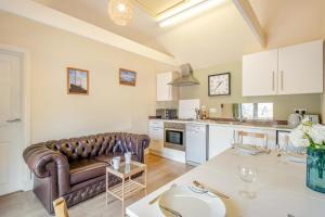 a living room with a couch and a kitchen at 2 Bed in Hastingleigh oc-c36343 in Hastingleigh +9 photos