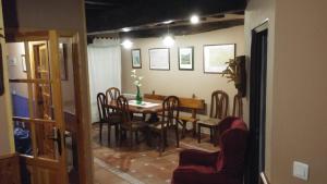 a dining room with a table and chairs at El Tormal in Navalonguilla