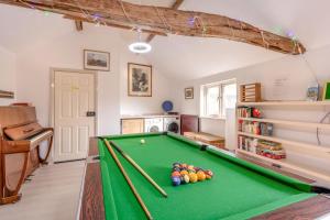 a kitchen with a pool table in a room at 2 Bed in Hastingleigh oc-c36343 in Hastingleigh