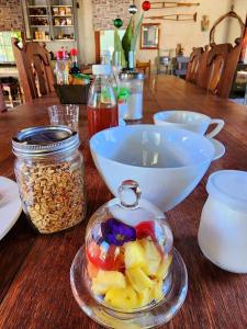 a table with a bowl of fruit and a bowl of nuts at The Bethesda in Nieu-Bethesda +9 photos