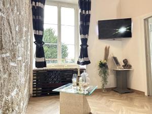 a living room with a glass table and a window at Charmant cocon, Lagny sur marne, parking, wifi, proche Disney RER in Lagny