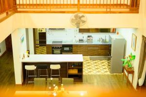 an overhead view of a kitchen with a counter and stools at villa Tip in Ban Na An +1 photo