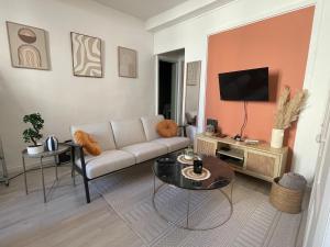 a living room with a couch and a table at Le Petit Boursiers - hyper centre in Castres