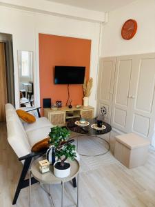 a living room with a couch and a tv at Le Petit Boursiers - hyper centre in Castres +11 photos