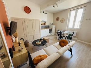 a living room with a couch and a table at Le Petit Boursiers - hyper centre in Castres