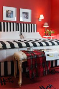 1 dormitorio con 1 cama grande y 1 mesa en Areela Boutique Hotel, en Tirana