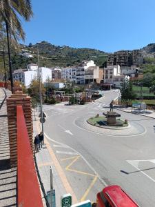 an empty street with a statue in the middle at Apartamento La Cueva silencioso in Algarrobo