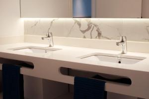 a bathroom with two sinks and a mirror at Nila 1 by Huskalia in Los Llanos de Aridane