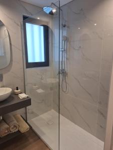 a bathroom with a shower with a glass door at Azenha Ah Bô! in Alijó +25 photos