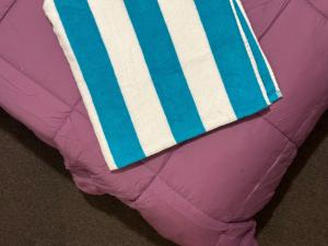 Ein Handtuch liegt auf einem Kissen. in der Unterkunft Your Guest House in Tarneit + 2 Fotos