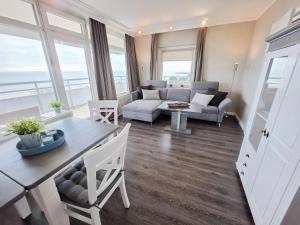 ein Wohnzimmer mit Sofa und Tisch in der Unterkunft Kaiserhof 784 in Grömitz