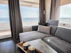 ein Wohnzimmer mit Sofa und großem Fenster in der Unterkunft Kaiserhof 784 in Grömitz