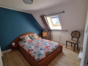 a small bedroom with a bed and a window at Le gîte "Hélaine" Charme, tranquillité, proche mer in Saint-Germain-sur-Ay