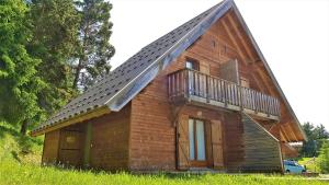 a small wooden house with a gambrel roof at Flocons du Soleil by Actisource in La Joue du Loup