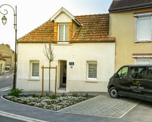 a black van parked in front of a house at La Maisonnette Champenoise in Villers-sous-Châtillon