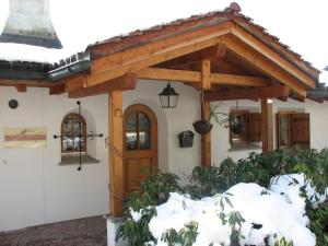 a wooden pergola on the side of a building at Bed & Breakfast La Val in Trin