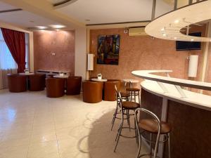 a lobby with a bar with brown stools at Boeme88 in Eforie Sud +32 photos