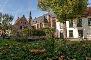 a large house with a yard with at De Allerhof in Hattem