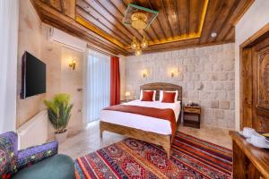 a bedroom with a bed and a tv in a room at Pegas Goreme in Göreme