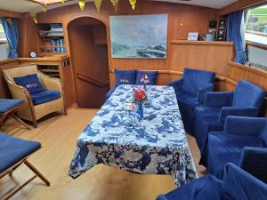 a dining room with a table and blue chairs at MSBULL in Bruinisse