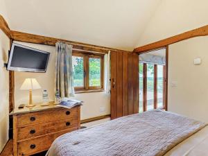 a bedroom with a bed and a television on a dresser at 1 Bed in Battle oc-94675 in Warbleton +11 photos