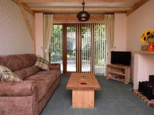 a living room with a couch and a coffee table at 1 Bed in Etchingham oc-62641 in Burwash