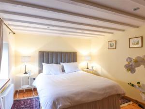 a bedroom with a large white bed with white pillows at 2 Bed in Briston oc-kt009 in Briston