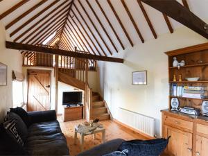 a living room with a couch and a tv at 2 Bed in Briston oc-kt009 in Briston