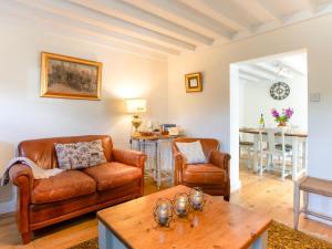 a living room with a couch and a table at 2 Bed in Syderstone oc-kt197 in Syderstone