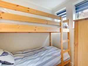 a bedroom with a bunk bed with a ladder at 2 Bed in Syderstone oc-kt197 in Syderstone