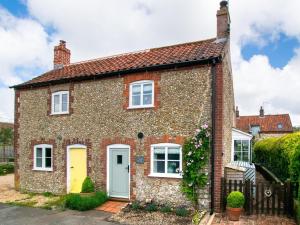 an old brick house with a white door at 2 Bed in Syderstone oc-kt197 in Syderstone