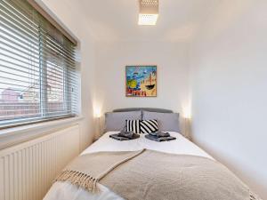 a bedroom with a bed and a window at 2 Bed in Norwich oc-75392 in Bacton