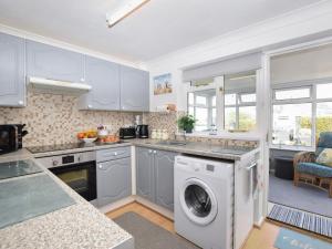 a kitchen with a washing machine and a washer at 2 Bed in Norwich oc-81322 in Walcott