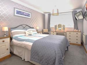 a bedroom with a bed and a window in it at 2 Bed in Norwich oc-81322 in Walcott