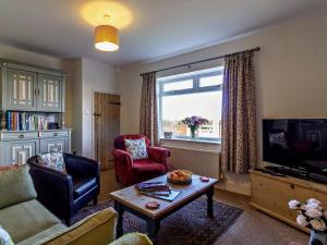 a living room with a couch and a table and a tv at 2 Bed in Shereford oc-kt156 in Tatterford