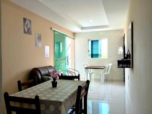 a living room with a table and a couch at Apartmento em Carapibus in Conde